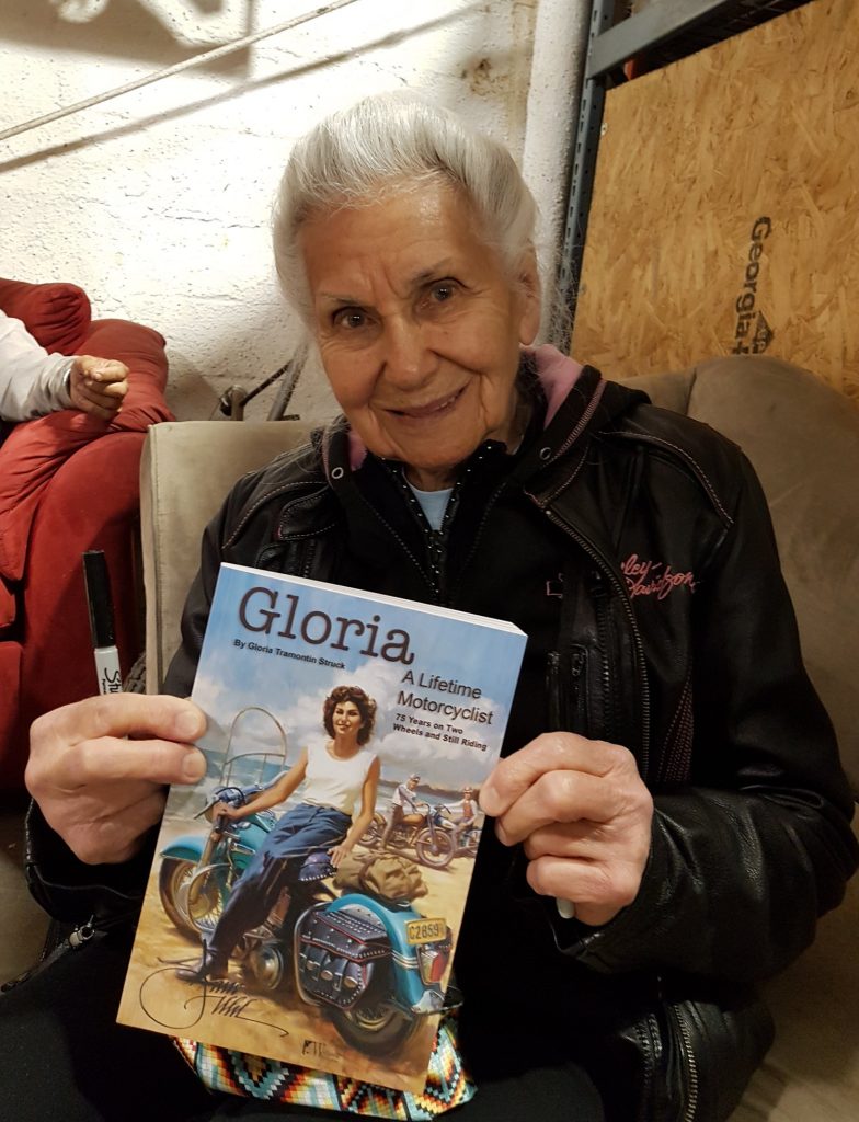 Gloria tenant un ancien magazine dont elle fiat la une
