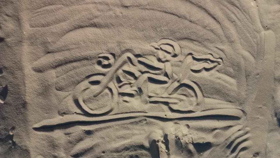 Dessin d'une Harley Davidson dans le sable