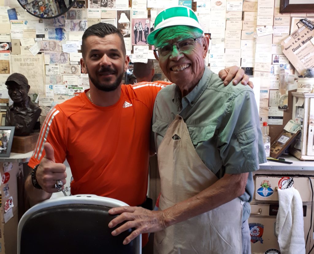 Frédéric et Angel Delgadillo le barbier de Seligman