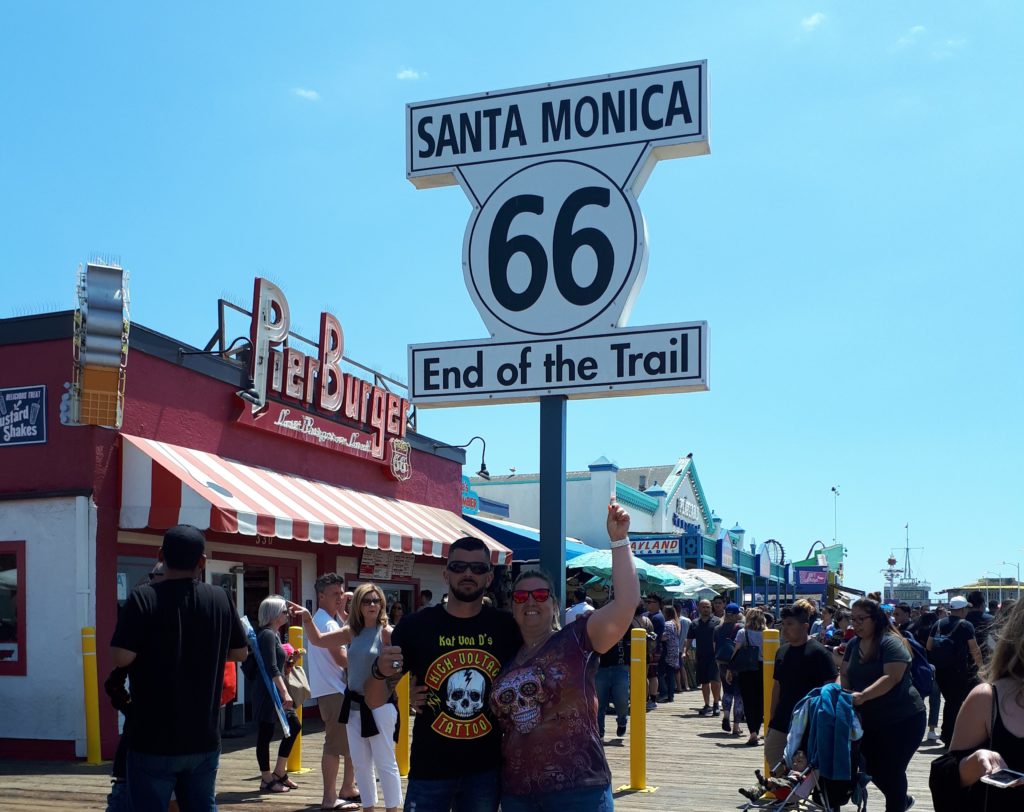 Amanda et Frédéric à Santa Monica, sous le panneau de la route 66