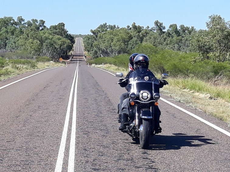 Bernard et sa femme sur la route à moto