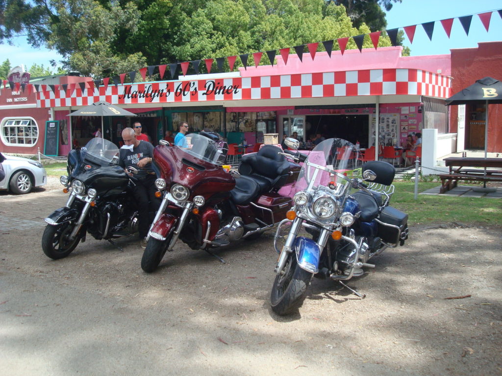 Une ligne de Harley au Marilun's 60's Diner