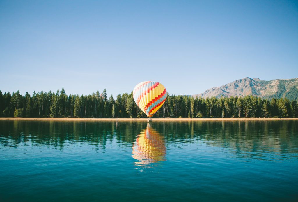 Mongolfière posée sur le Lac Tahoe