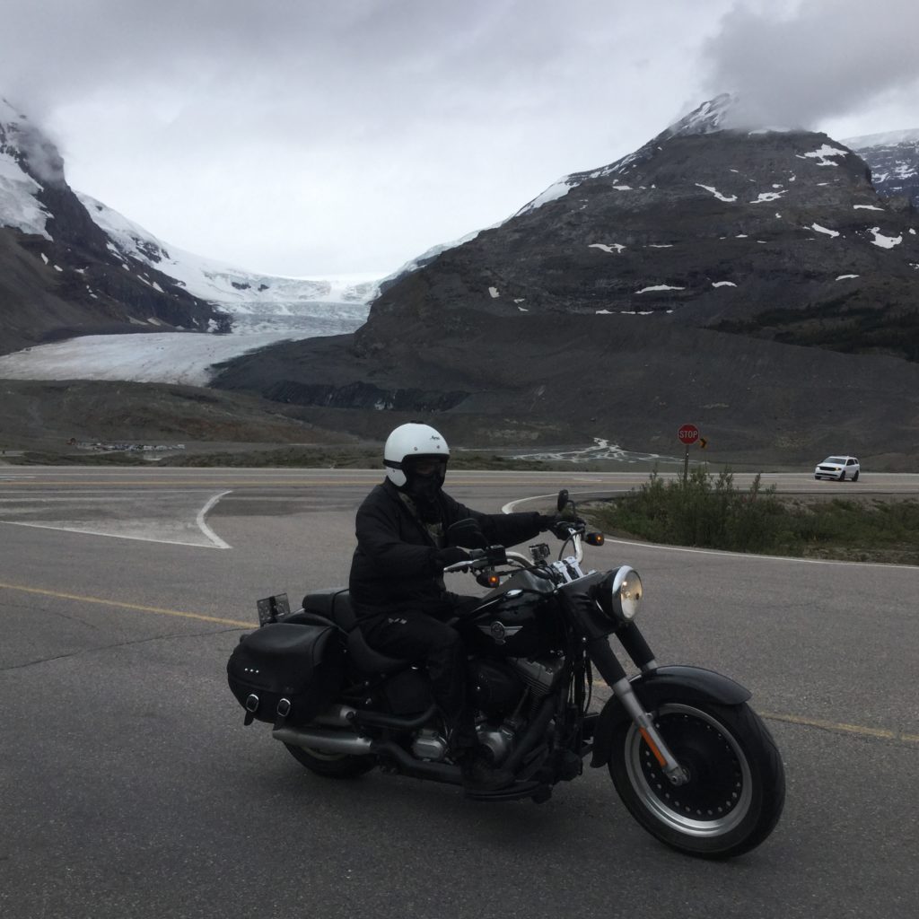 Frédérique sur le dos de sa moto