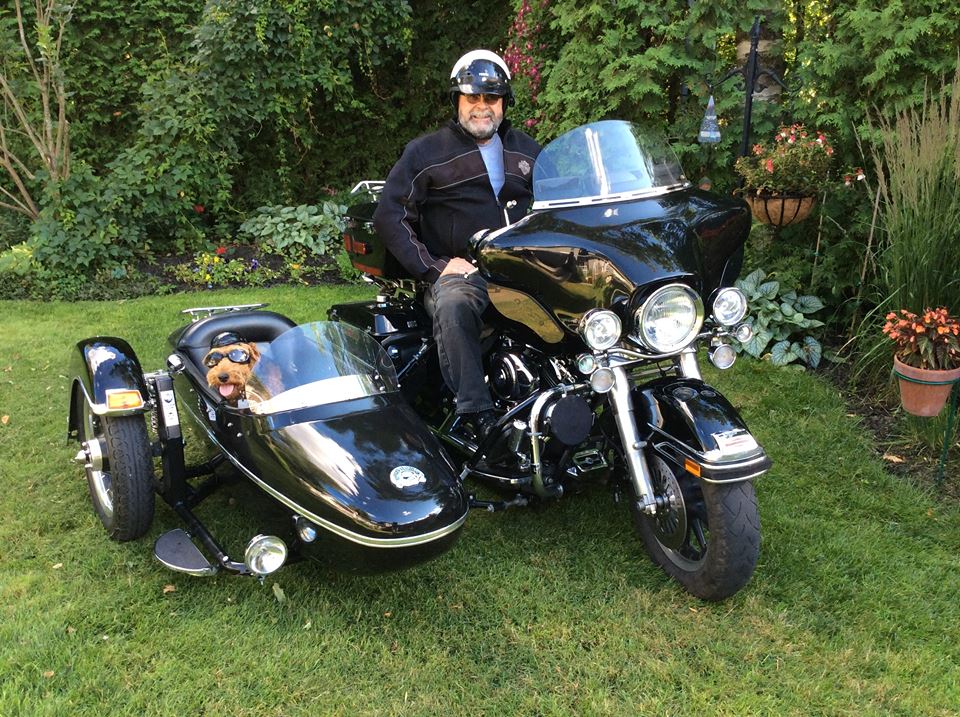 Normand, expert de l'Est Américain et son chien à moto