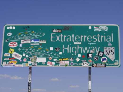 Panneau annonçant l'entrée de la route extraterrestre