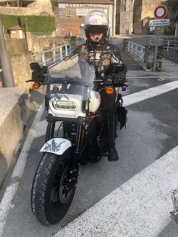 Evelyne Carriere sur sa moto