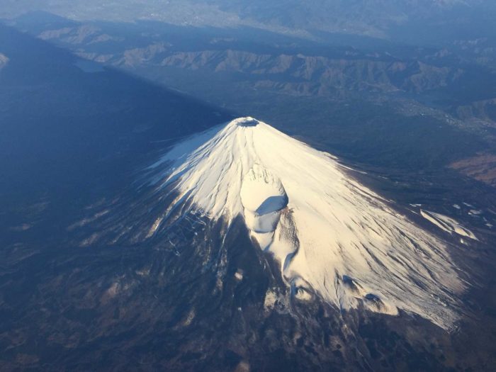 Le haut du mont Fuji, on aperçoit le cratère du volcan