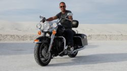Abel, guide en moto, le sourire aux lèvres
