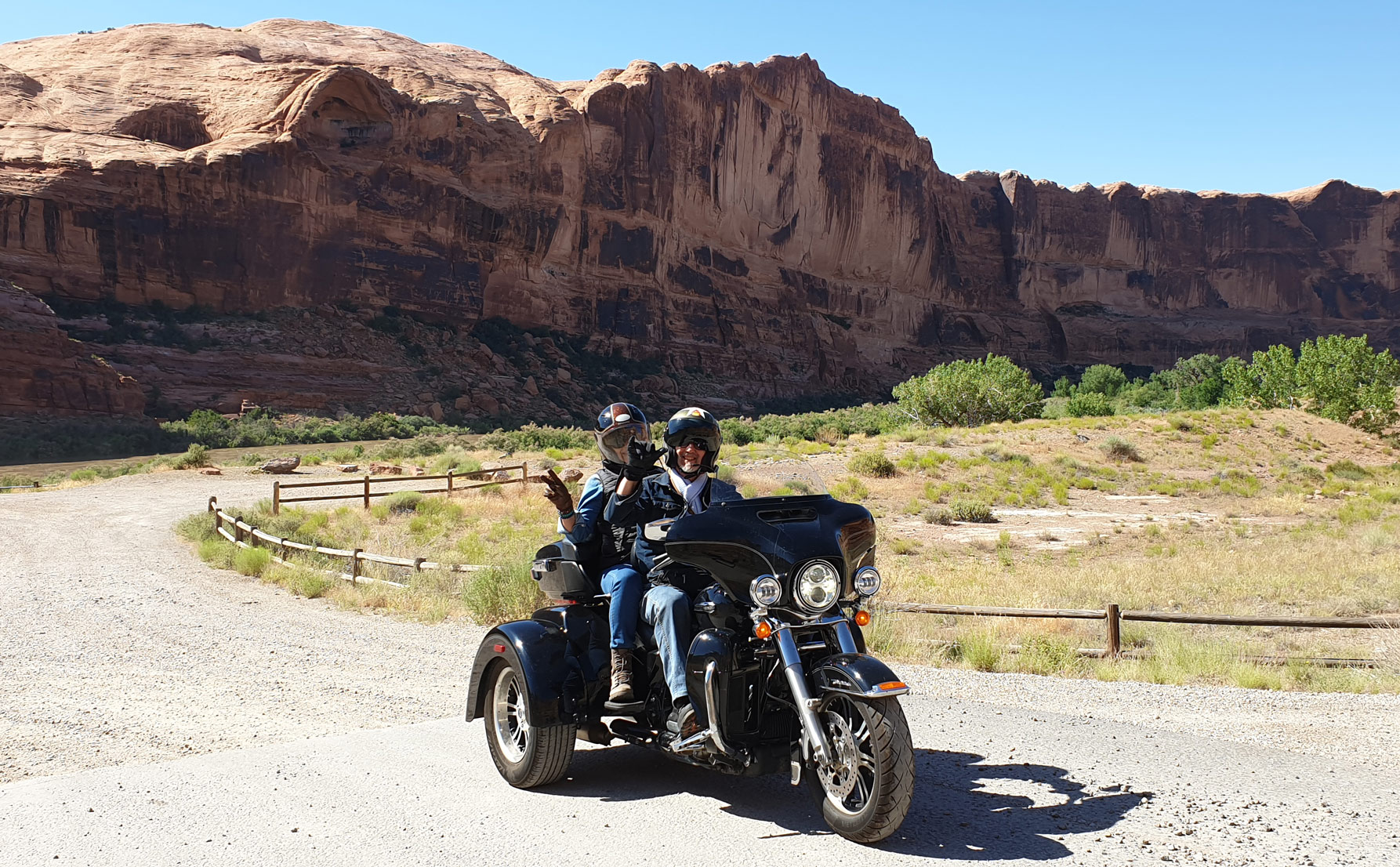 nos clients tout sourire sur le dos de leur trike !