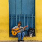 Un cubain jouant un air de guitare