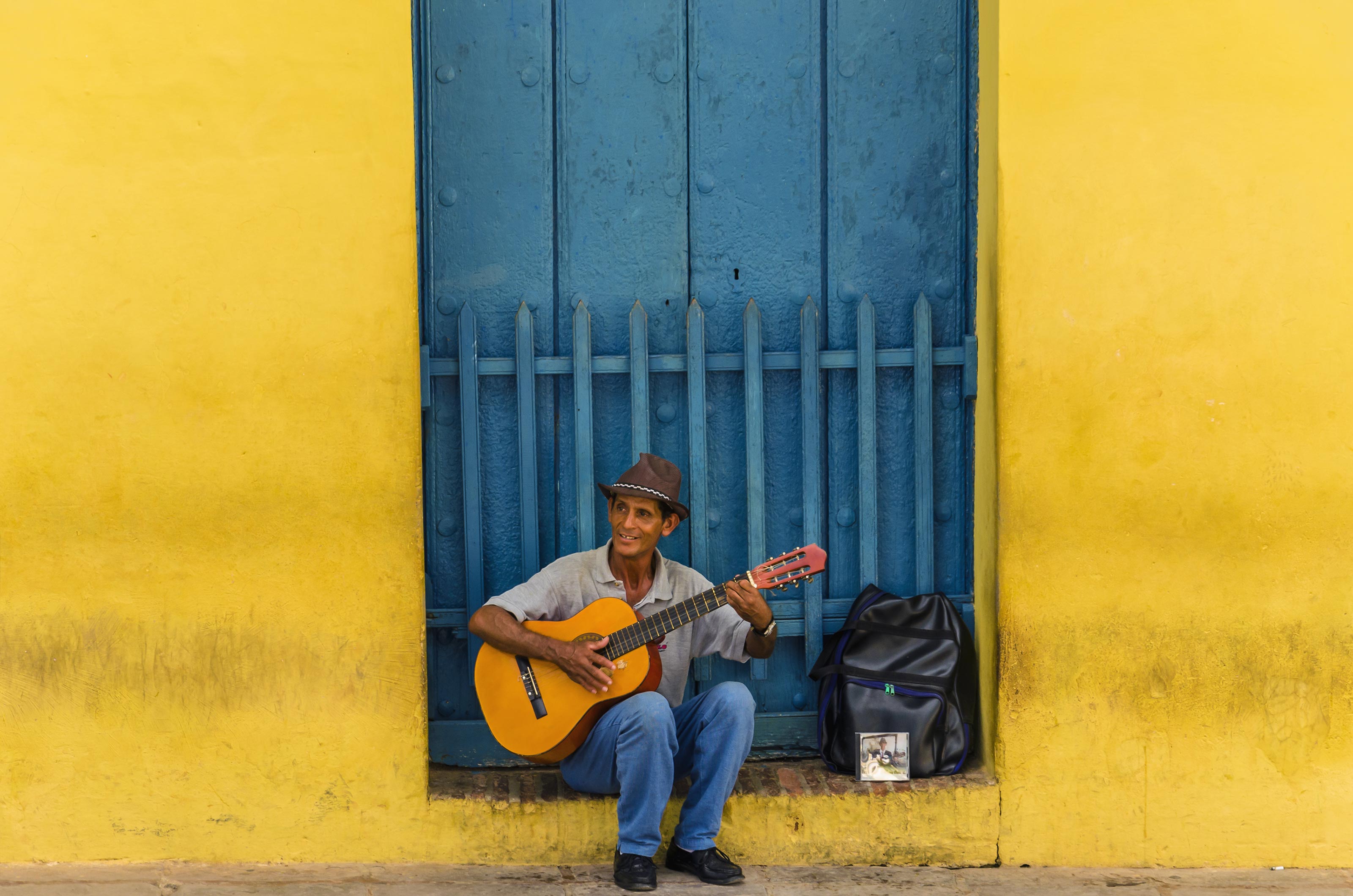 Un cubain jouant un air de guitare